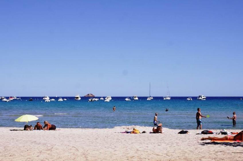 Unterkunft mit AC, Gemeinschaftspool, Nähe zum Meer - foto 8
