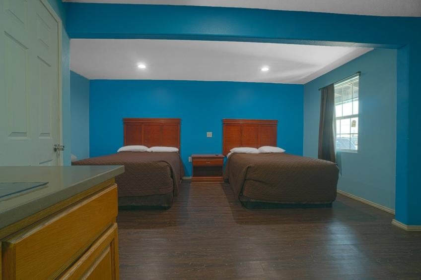 2 Queen Beds with Kitchenette
