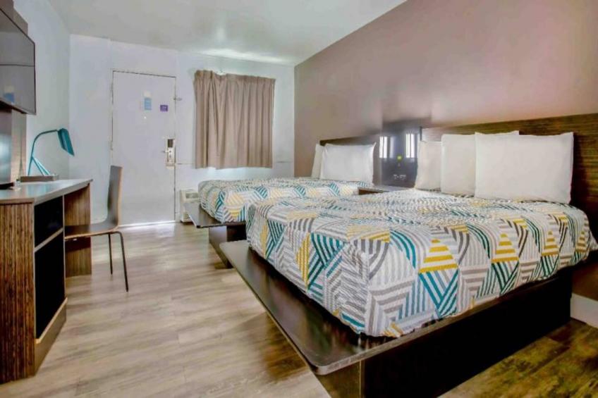 1 Queen Bed  Non-Smoking Micfridge - foto 14