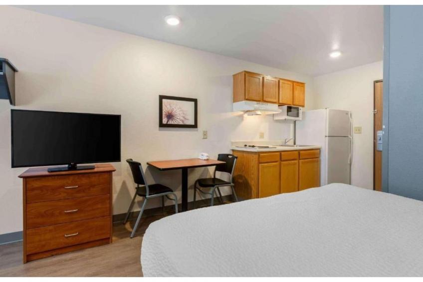 1 Queen Bed  Non-Smoking Kitchen - foto 19