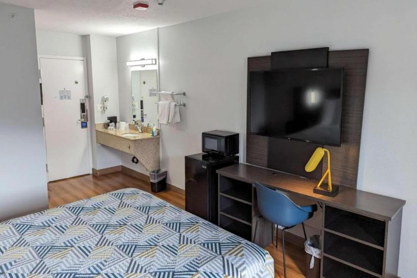 1 Queen Bed  ADA/Tub/Micfridge - foto 14