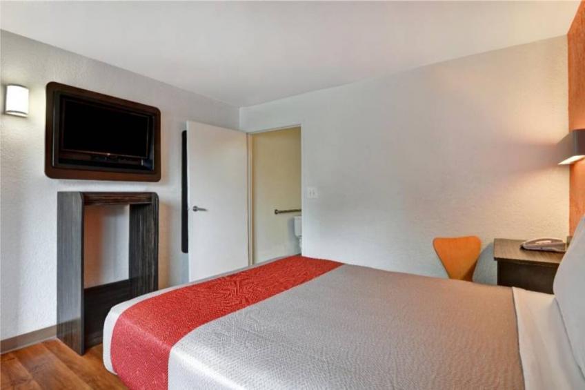 1 Queen Bed  Mini Fridge - foto 18