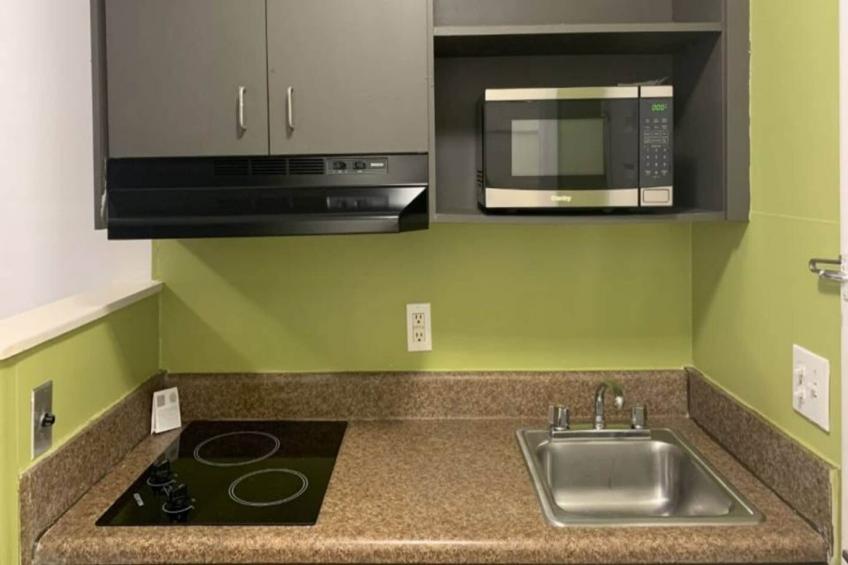 1 Queen Bed  ADA/RI Shower/Smoking/Kitchen - foto 6