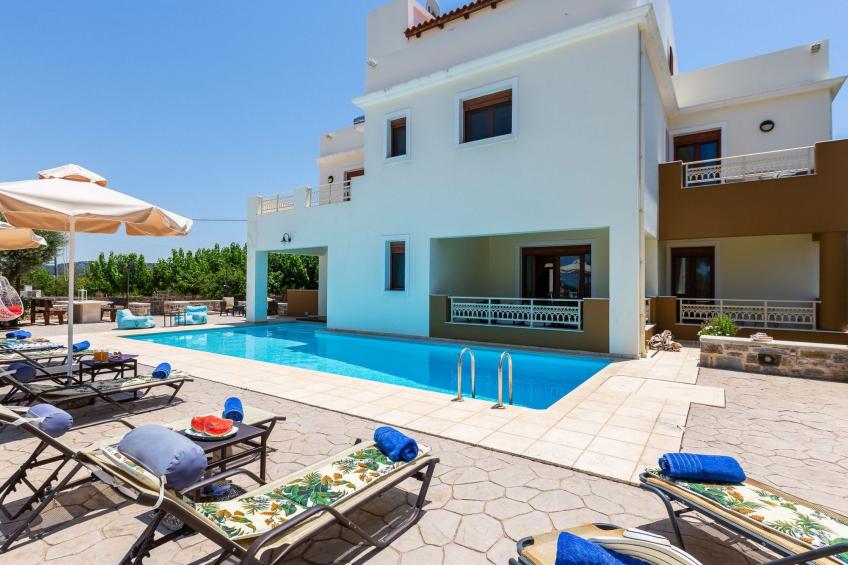 Familienvilla mit privatem Pool, Tischtennisplatte und Fußballtisch