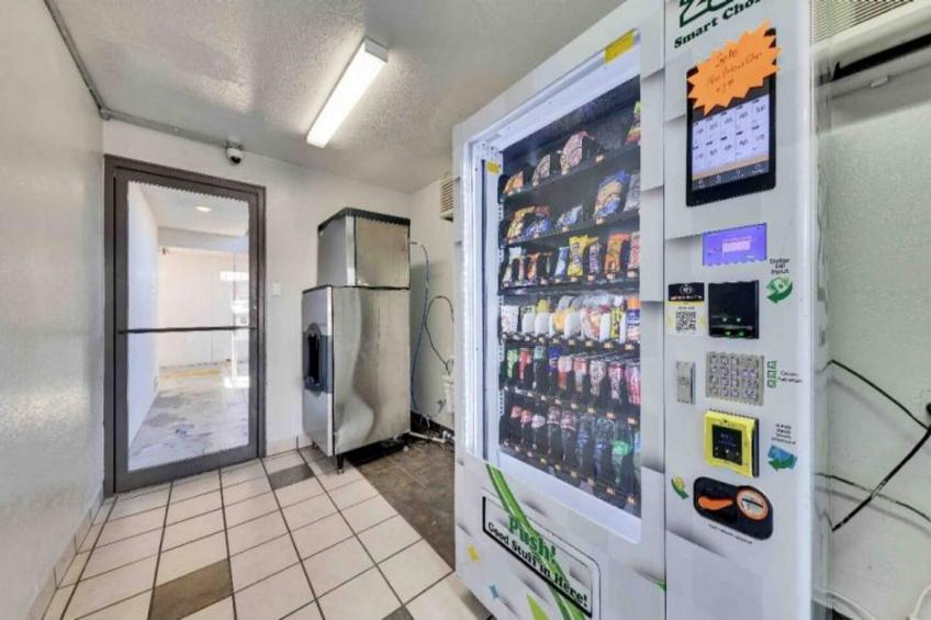 1 Queen Bed  Mini Fridge - foto 34