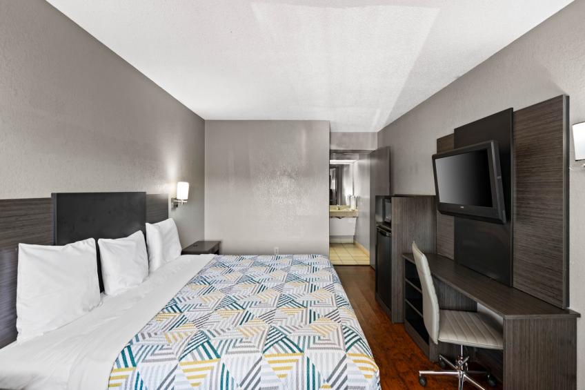 1 King Bed  Mob Acc RI Shwr Nsmk Micfridg - foto 3