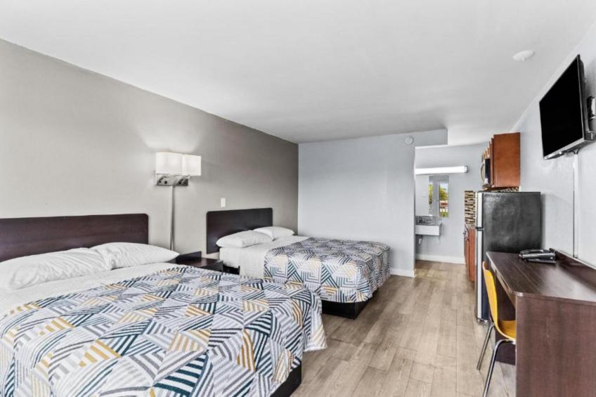 2 Queen Beds  Non-Smoking Kitchen - foto 6