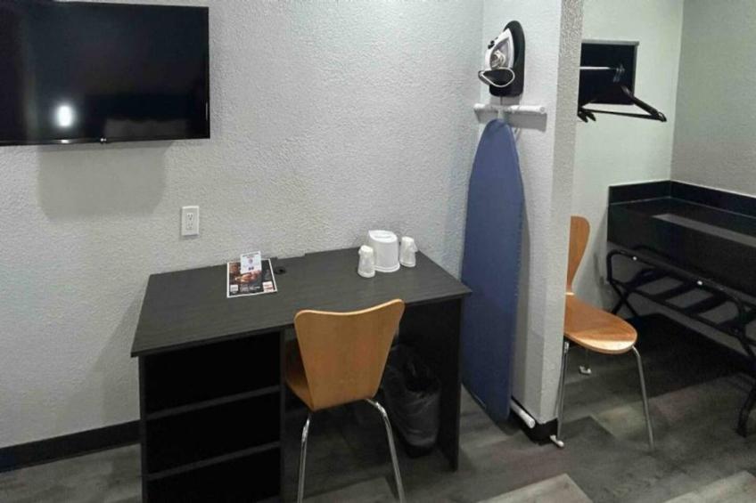 1 Queen Bed  Non-Smoking Kitchen - foto 32