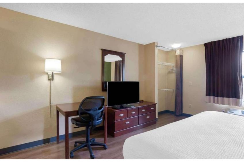 1 King Bed | Non-Smoking, Kitchen, Shower - foto 12