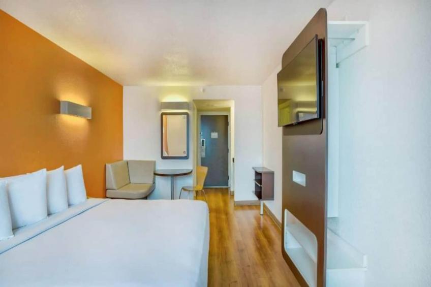1 King Bed  Mini Fridge - foto 6