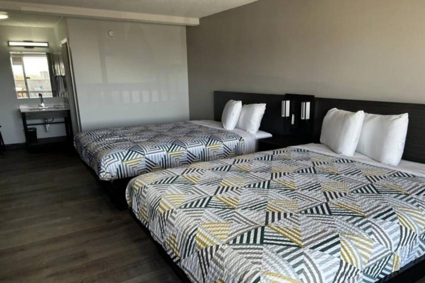 2 Queen Beds  Non-Smoking Micfridge - foto 16