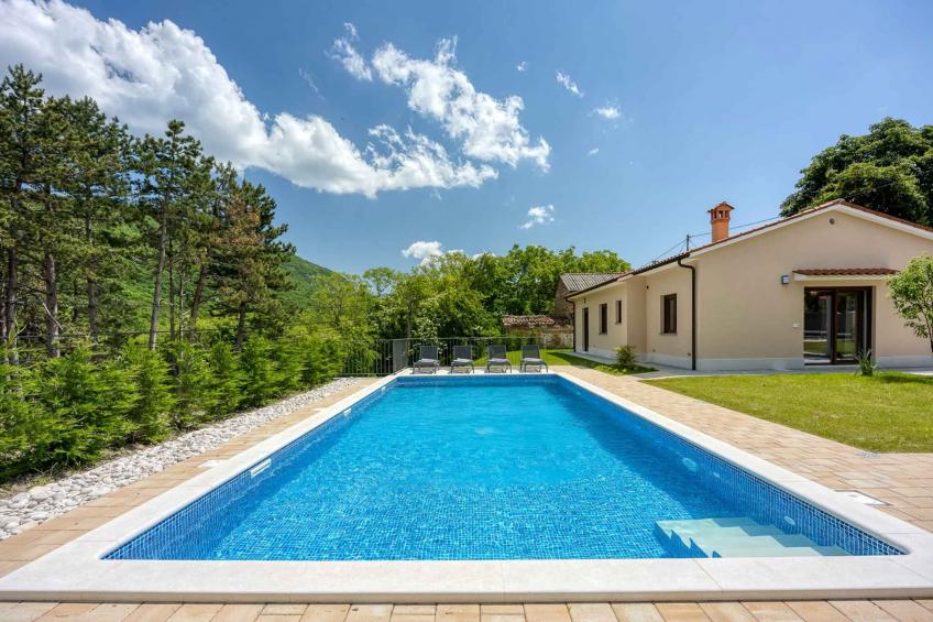 Villa with outdoor pool - BF-93G4F