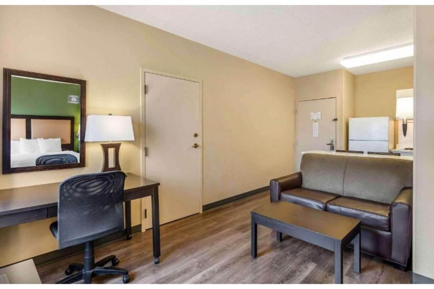 1 Queen Bed  Non-Smoking Kitchen - foto 22