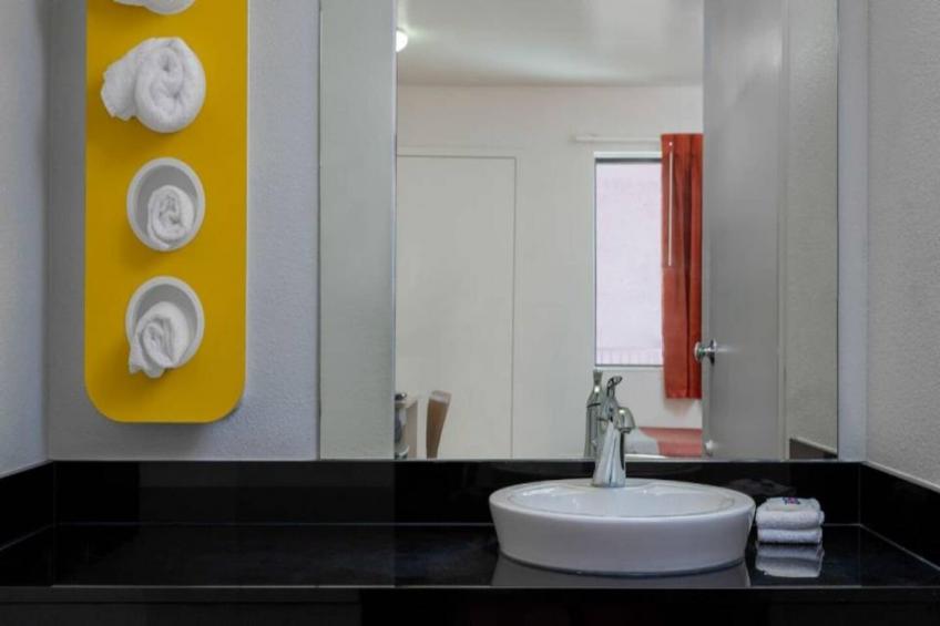1 Queen Bed  ADA/RI Shower - foto 18