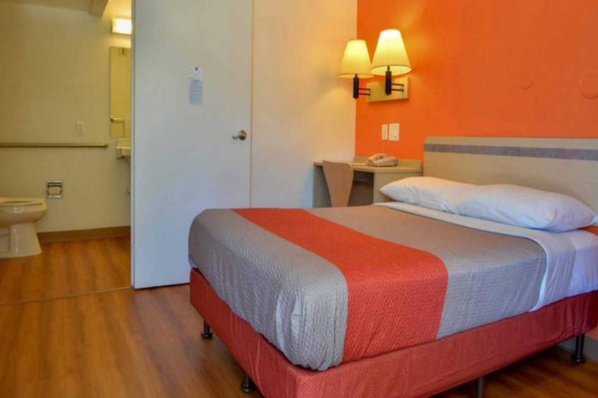 1 Queen Bed  Mini Fridge - foto 2