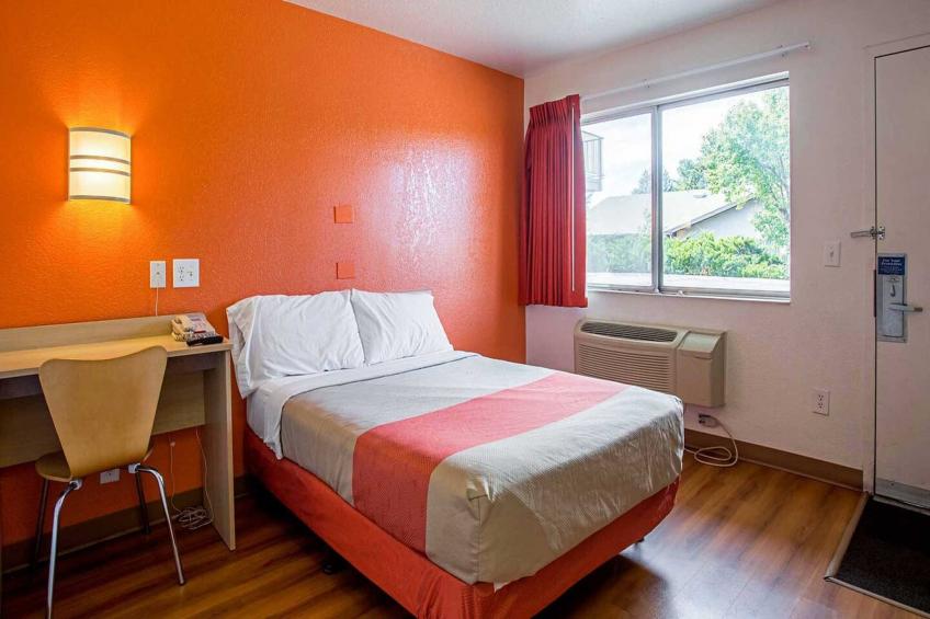 1 Queen Bed  Micfridge - foto 9
