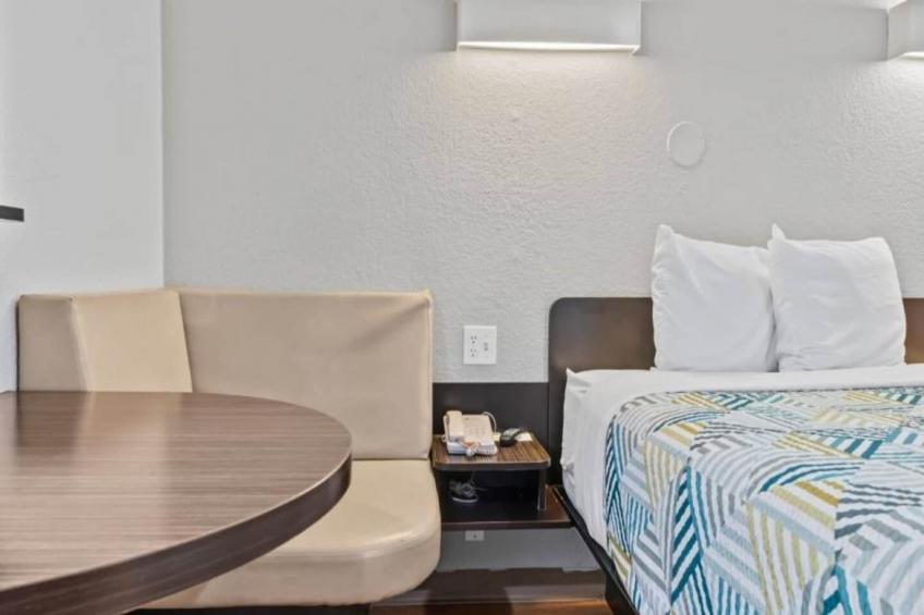 1 Queen Bed  Mini Fridge - foto 10