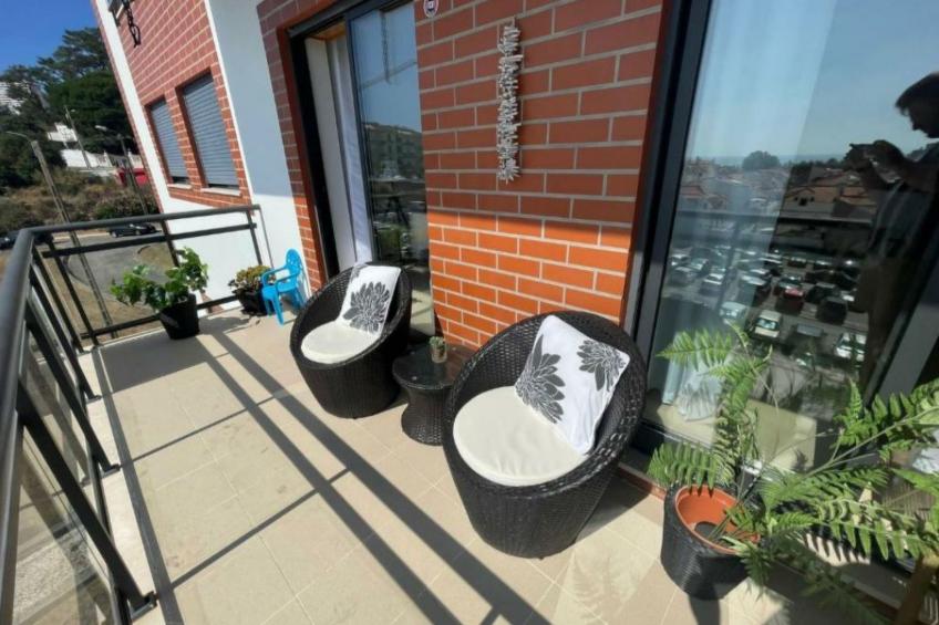 Genießen Sie den Balkon mit Blick auf das Meer