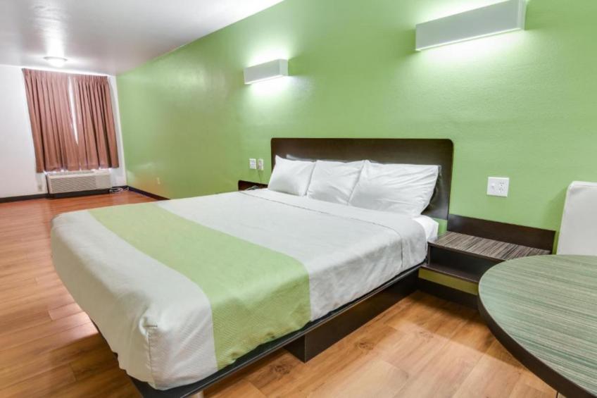 1 King Bed  Non-Smoking Micfridge - foto 2