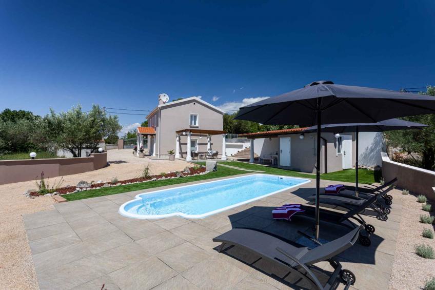 Ferienhaus Villa mit Pool und Garten - BF-768H5