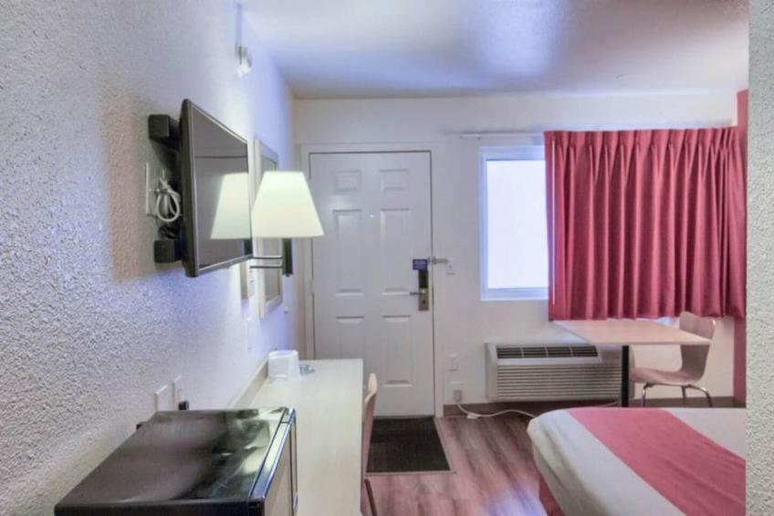 1 Queen Bed  Micfridge - foto 3