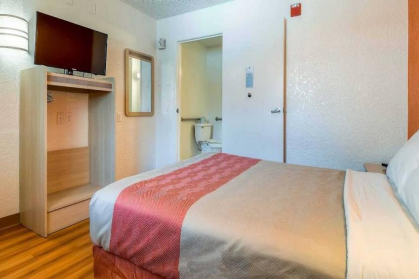 1 Full Bed  ADA/RI Shower - foto 19