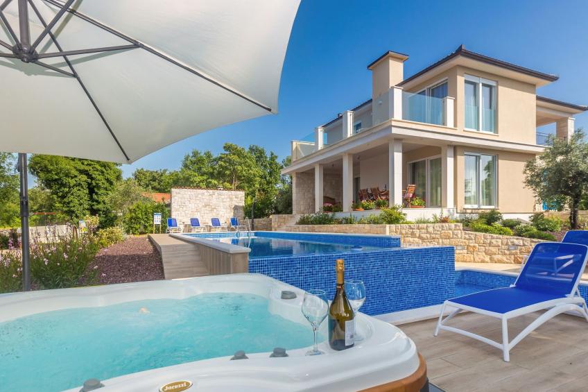 Schöne Villa in einer ruhigen Umgebung mit Pool - foto 50