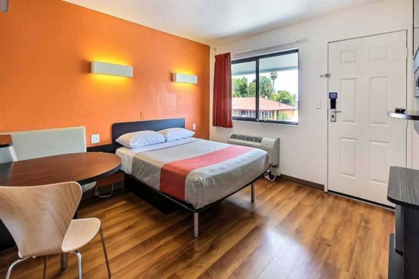 1 Queen Bed  ADA/RI Shower - foto 7