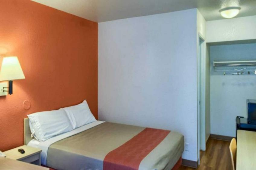 1 Queen Bed  Non-Smoking - foto 6