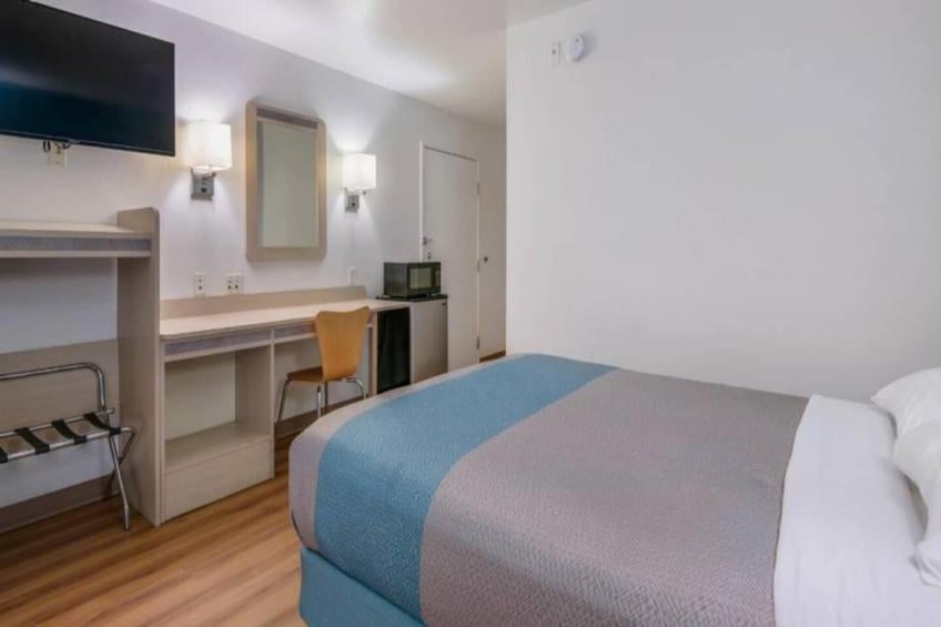 1 Queen Bed  Mobility Accessible Tub Nsmk - foto 9