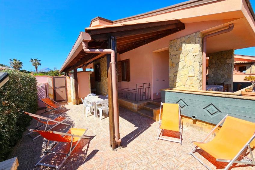 Helle mediterrane Villa mit Veranda und Garten - foto 27