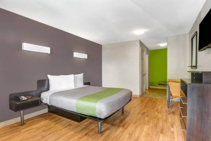 1 QUEEN BED  NON-SMOKING