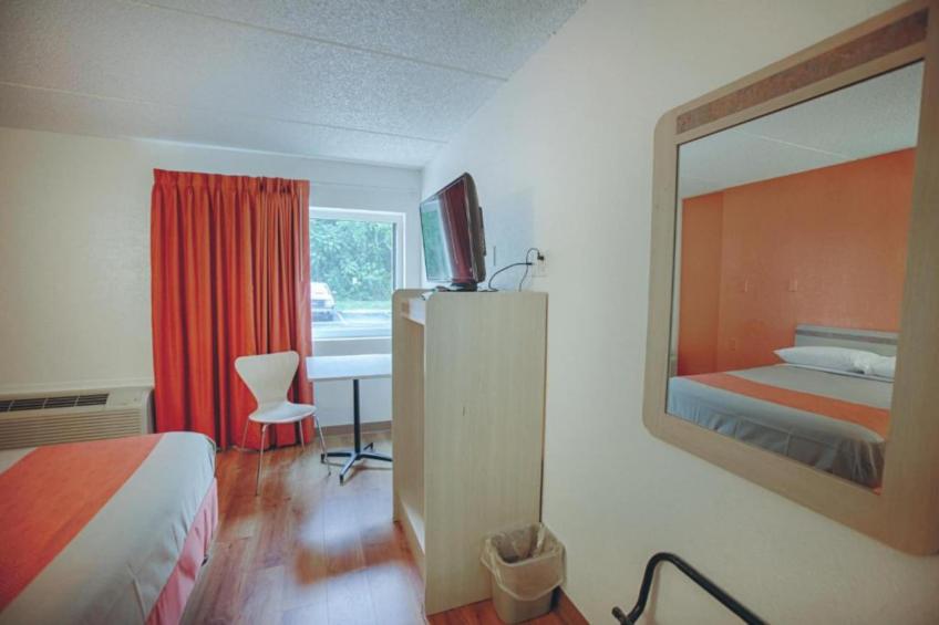 1 Full Bed  ADA/RI Shower - foto 14