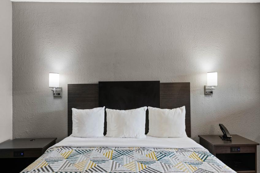 1 King Bed  Mob Acc RI Shwr Nsmk Micfridg - foto 13