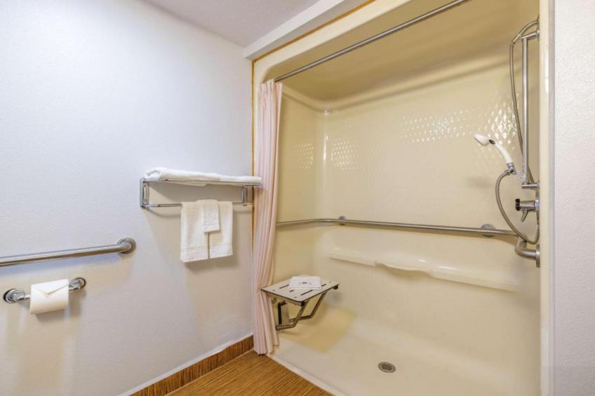 1 Queen Bed  Mobil Access Tub Nsmk Micfridg - foto 16