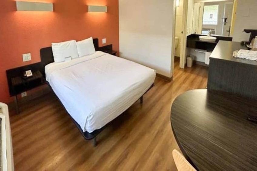 1 Queen Bed  Suite Non-Smoking Micfridge - foto 10