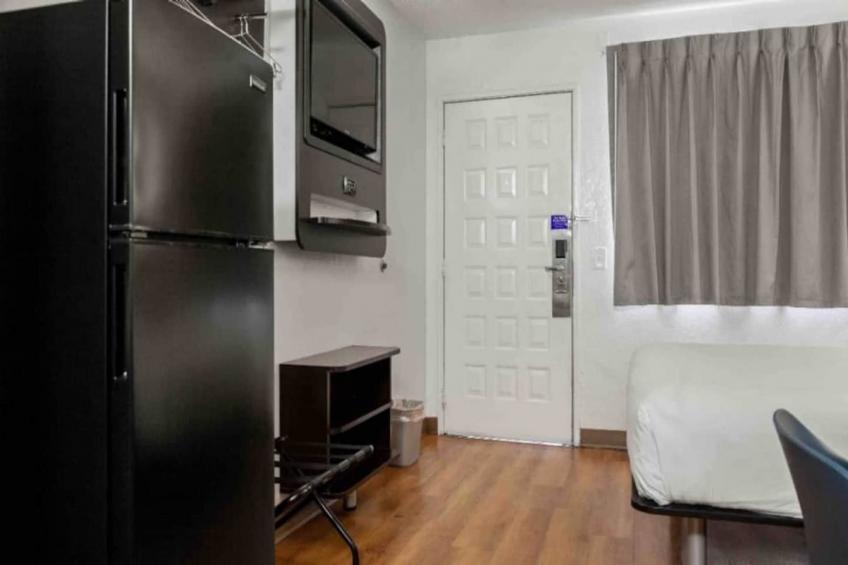 1 Queen Bed  Non-Smoking Kitchen - foto 21