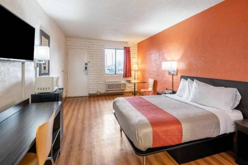 1 Queen Bed  Smoking Micfridge - foto 14