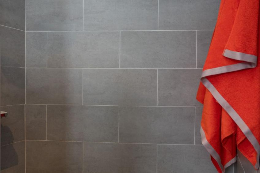 Spektakuläre Höhle mit zwei großen Terrassen am Meer - foto 13