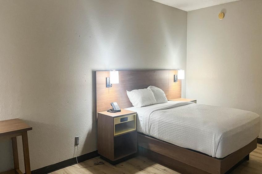1 Queen Bed | Non-Smoking, Micfridge - foto 11