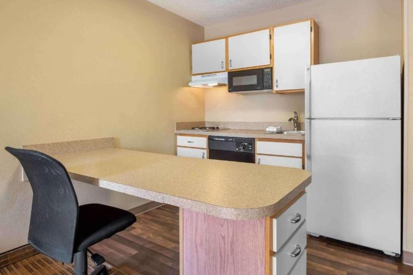 1 King Bed | Hearing Accessible, Kitchen - foto 13