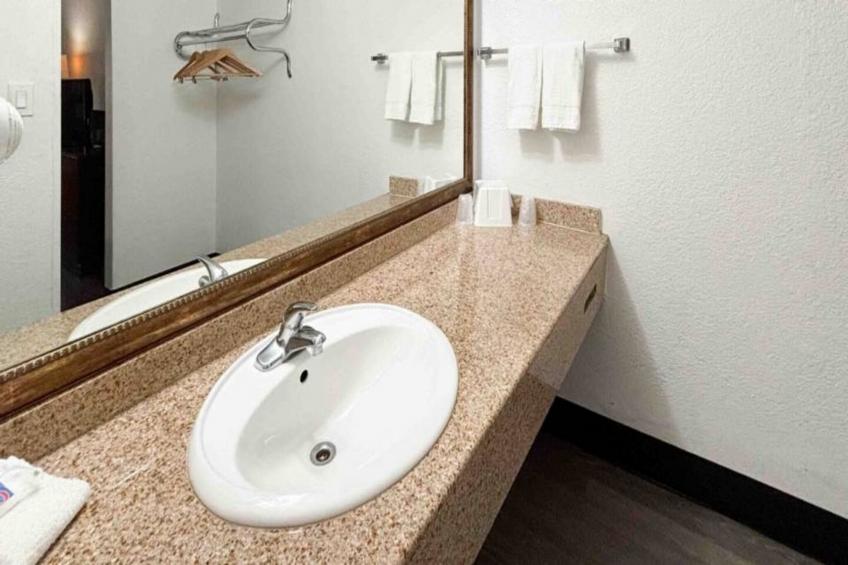 1 King Bed  Mobil Access Tub Nsmk Micfridg - foto 3