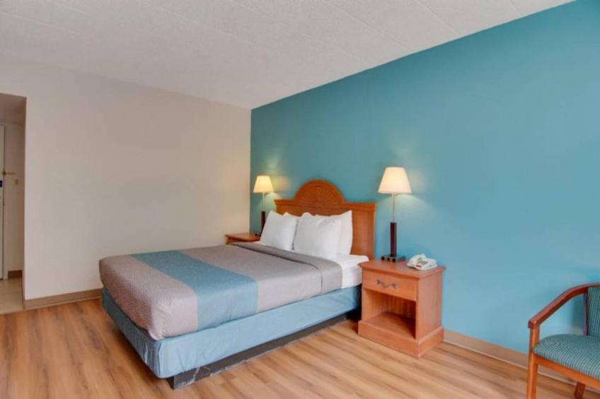 1 Queen Bed  Non-Smoking Hot Tub - foto 11