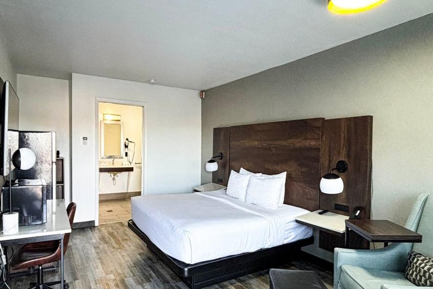 1 King Bed | Non-Smoking, Micfridge - foto 12