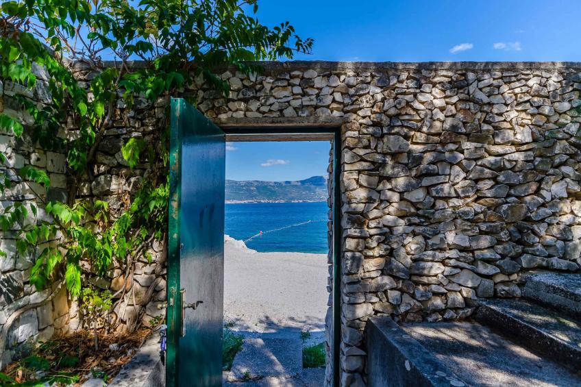 Holiday apartment with air conditioning and terrace, directly by the sea in Slatine - BF-5DBVD