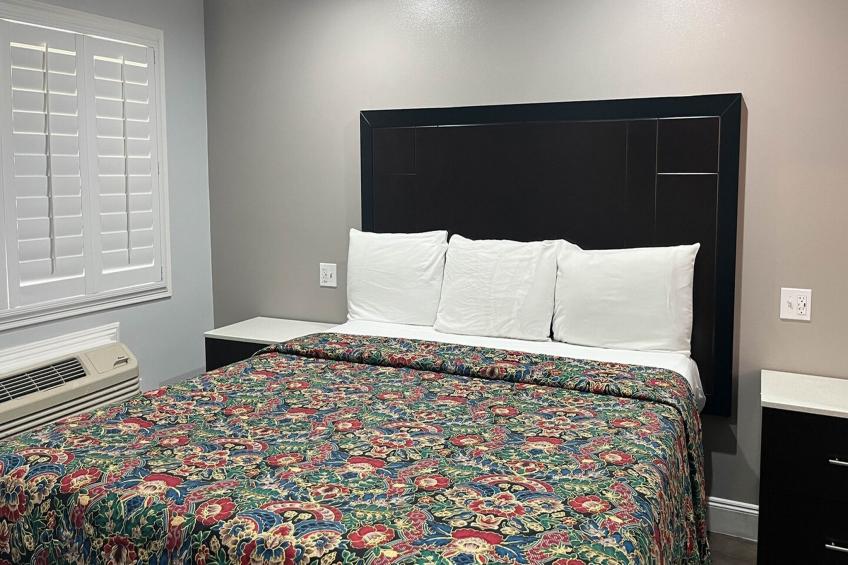 1 King Bed | Non-Smoking, Micfridge - foto 4