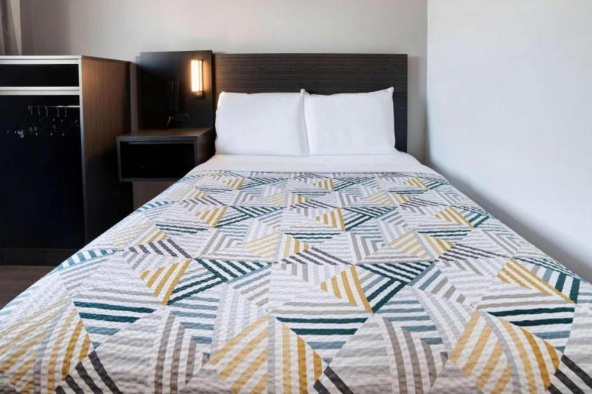 1 Queen Bed  Non-Smoking Micfridge - foto 6