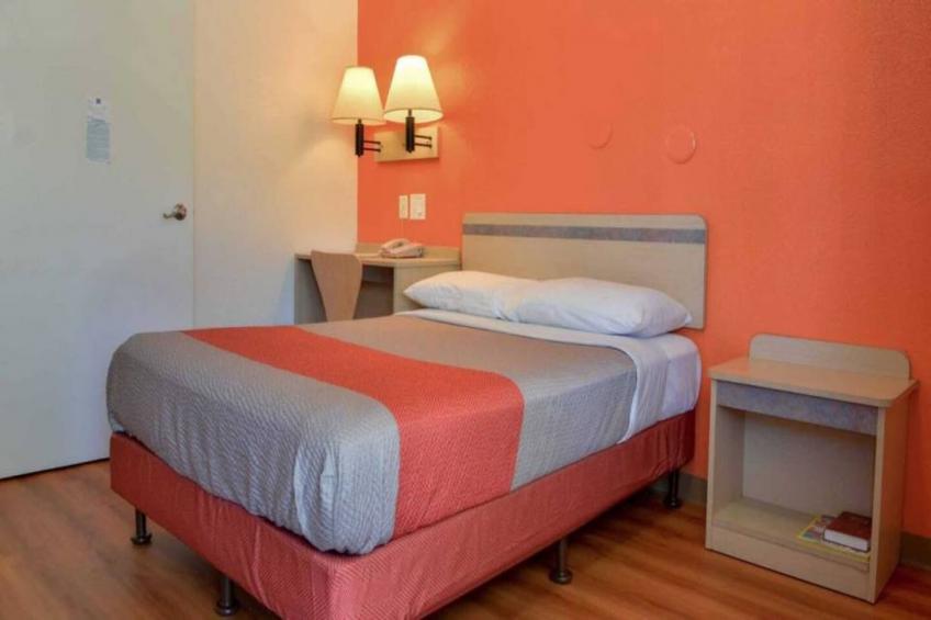 1 Queen Bed  Mini Fridge - foto 12