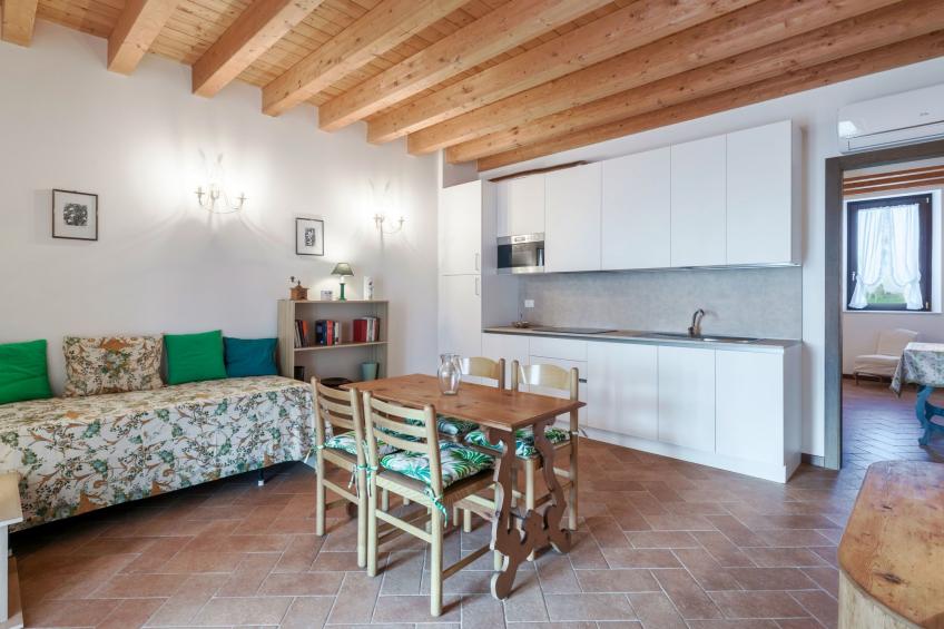 Zweizimmerwohnung mit Doppelbett und zwei Schlafsofas