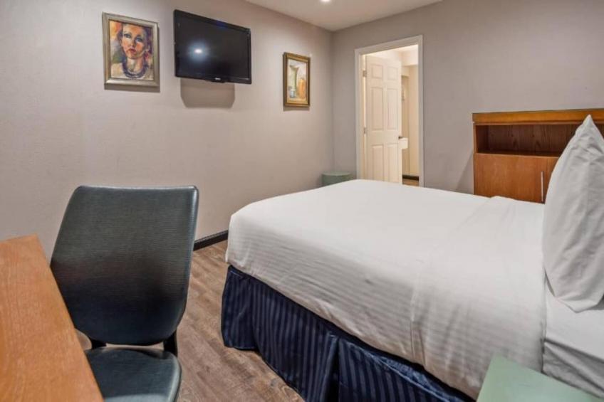 1 Queen Bed  Non-Smoking Micfridge - foto 11